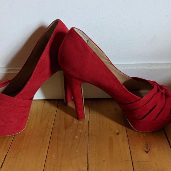 Red hot heels - Picture 2 of 5